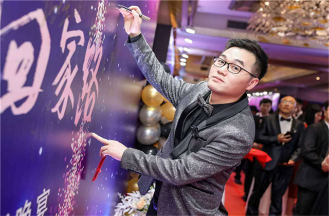 【高光“疫”事】勇敢逆行的特殊“网约车”——尊龙时凯90后，用信念打通生命运输线