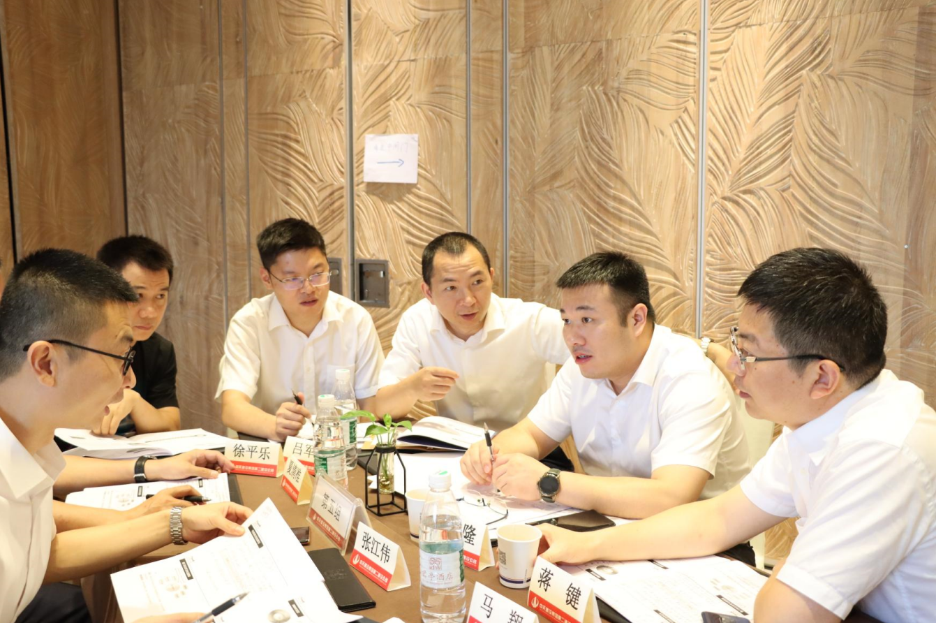 2021年6月25日-26日，尊龙时凯二建组织开展了2021年中高层主管执行力培训。本次培训特邀清华、北大、上海交大总裁班讲师，中国企业家协会特聘高级讲师许晋老师进行授课。