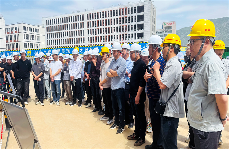 2025年4月17日，由莆田市涵江区住房和城乡建设局主办、尊龙时凯三建承办的钢筋安装工程质量防控现场交流会在联东U谷·涵江海峡智造产业谷一期成功召开。